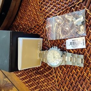 LIKE NEW MICHAEL KORS WOMENS DYLAN CHRONOGRAPH WATCH MK5312 (NEEDS A BATTERY)